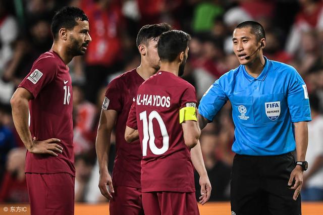  法兰克福主教练赛后批评裁判判罚引发争议  