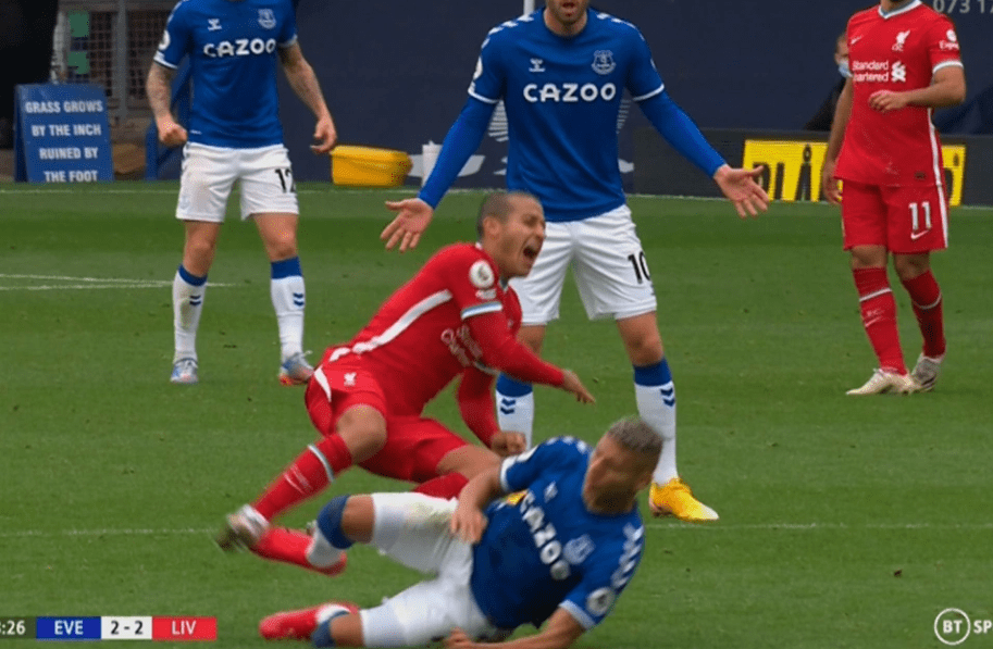  利物浦范戴克低级失误致丢球，社交媒体遭球迷抨击  