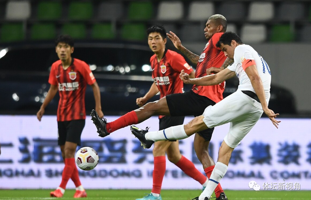  都灵前锋争议判罚引发热议  